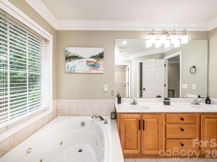 5700 Crown Terrace, Hickory, NC 28601.  MLS# CAR4389220, YatesRealty ID 33023. 