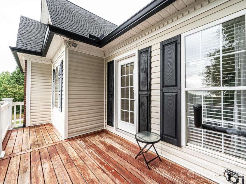 5700 Crown Terrace, Hickory, NC 28601.  MLS# CAR4389220, YatesRealty ID 33023. 