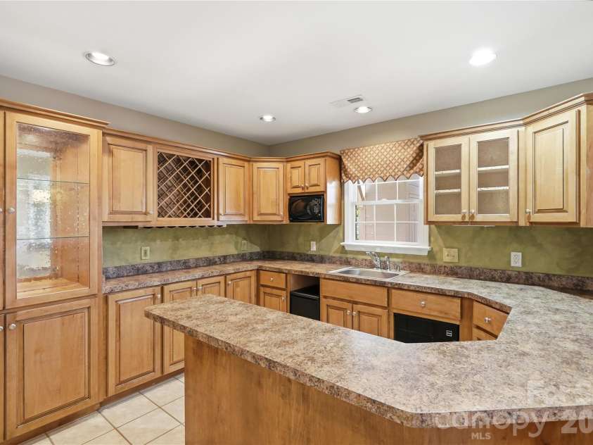 263 Quiet Waters Road, Belmont, NC 28012.  MLS# CAR4392874, YatesRealty ID 33024. Kitchenette