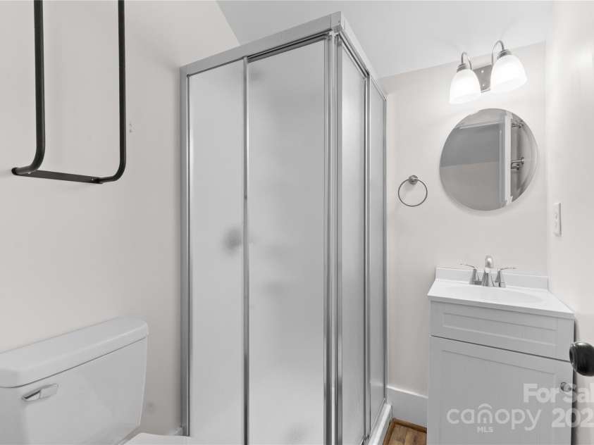 733 Green Street, Rock Hill, SC 29730.  MLS# CAR4289668, YatesRealty ID 33026. Upstairs full bath between the 2 bedrooms