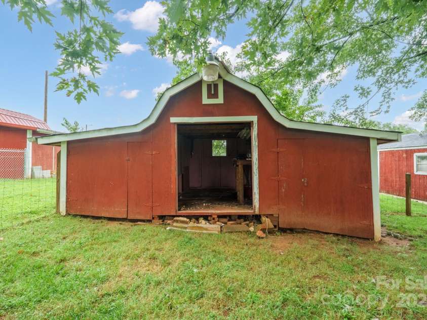 329 Chestnut Street, Yadkinville, NC 27055.  MLS# CAR4285900, YatesRealty ID 33027. 