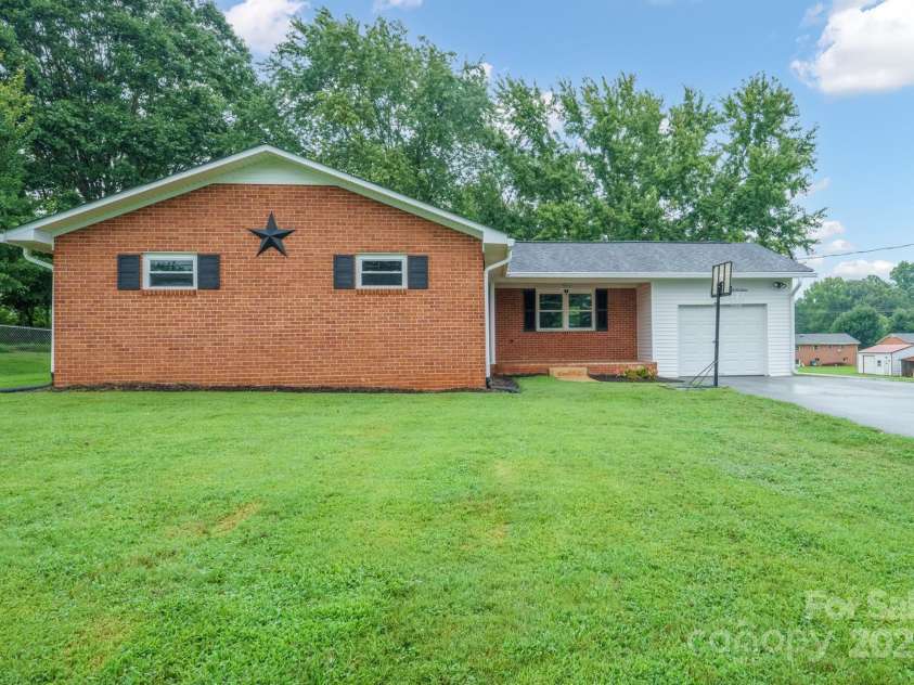 329 Chestnut Street, Yadkinville, NC 27055.  MLS# CAR4285900, YatesRealty ID 33027. 