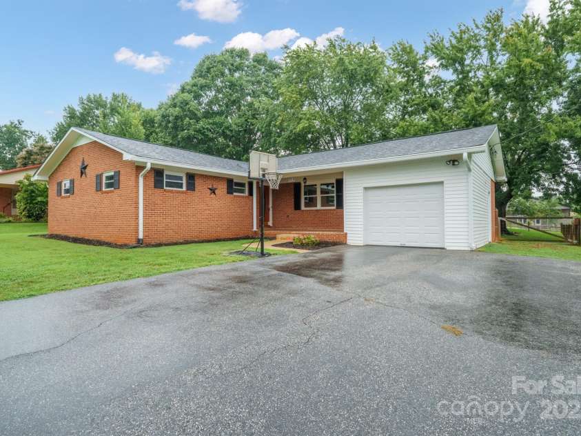 329 Chestnut Street, Yadkinville, NC 27055.  MLS# CAR4285900, YatesRealty ID 33027. 