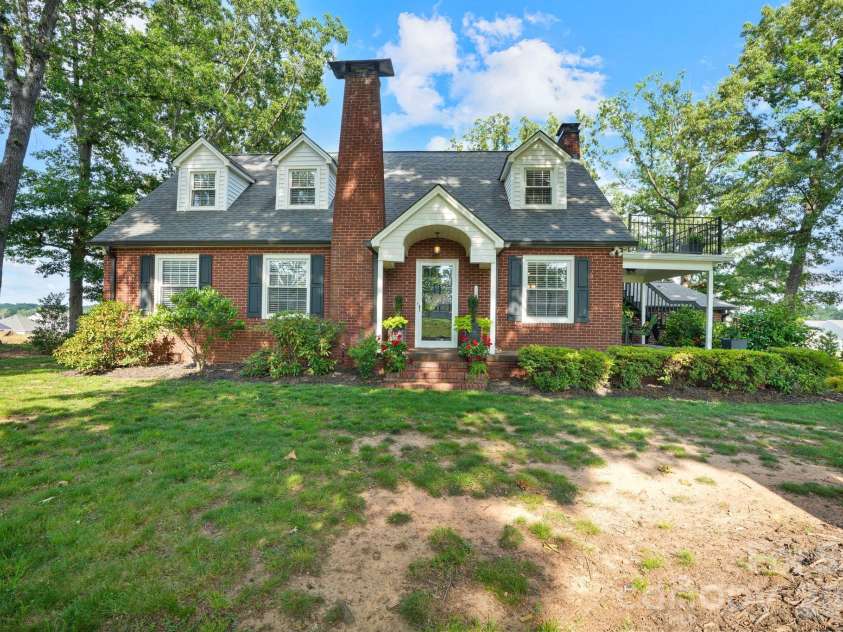 1520 5th Street, Hickory, NC 28601.  MLS# CAR4391582, YatesRealty ID 33029. 