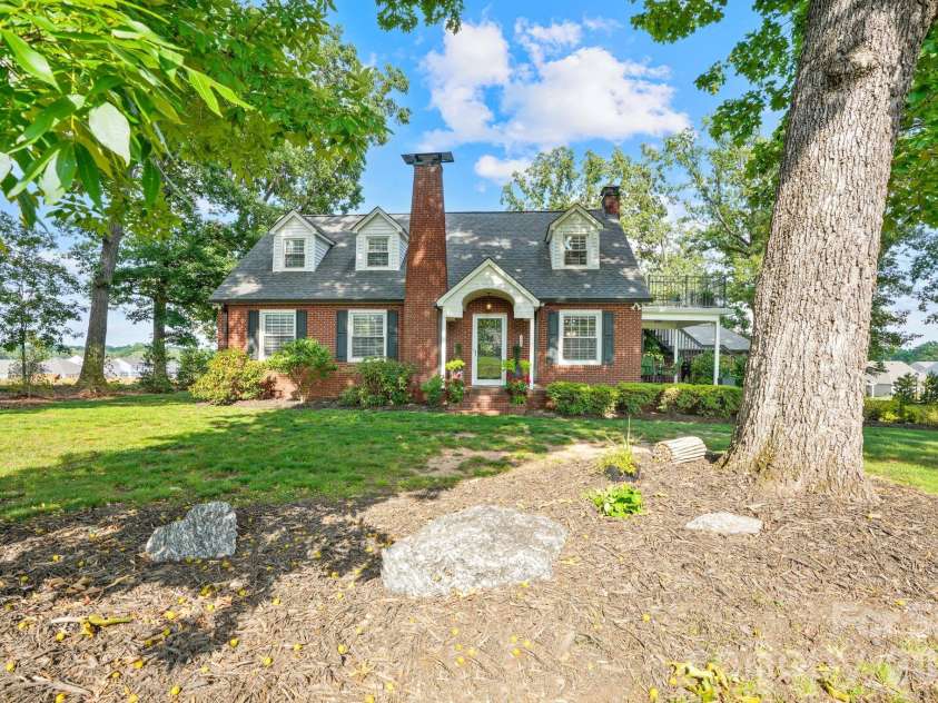 1520 5th Street, Hickory, NC 28601.  MLS# CAR4391582, YatesRealty ID 33029. 