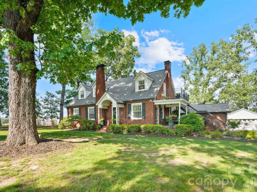 1520 5th Street, Hickory, NC 28601.  MLS# CAR4391582, YatesRealty ID 33029. 