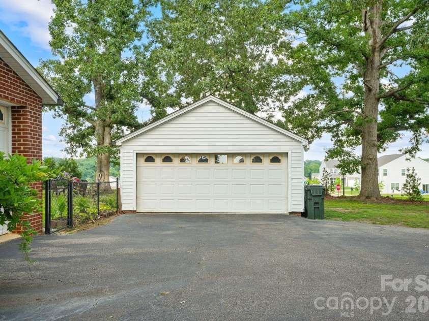 1520 5th Street, Hickory, NC 28601.  MLS# CAR4391582, YatesRealty ID 33029. 