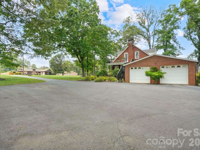 1520 5th Street, Hickory, NC 28601.  MLS# CAR4391582, YatesRealty ID 33029. 