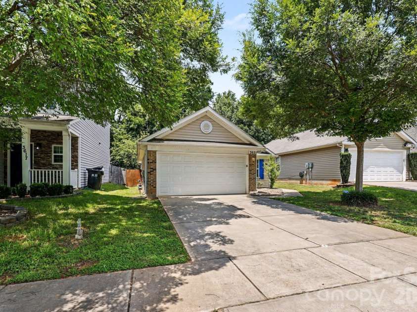 3621 Ernie Drive, Charlotte, NC 28269.  MLS# CAR4392312, YatesRealty ID 33032. 
