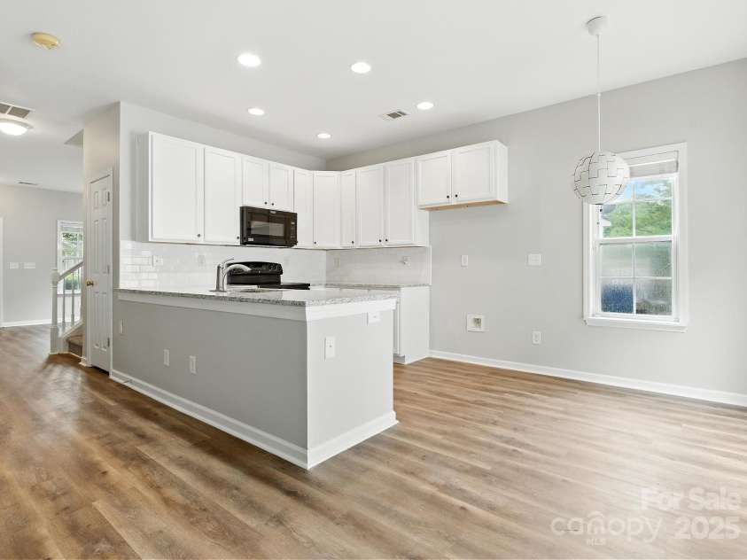 236 Azteca Drive, Matthews, NC 28104.  MLS# CAR4258127, YatesRealty ID 33033. Chef's Kitchen