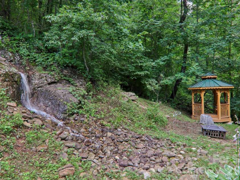 1250 Cobblestone Drive, Waynesville, NC 28786.  MLS# CAR4396920, YatesRealty ID 33037. 