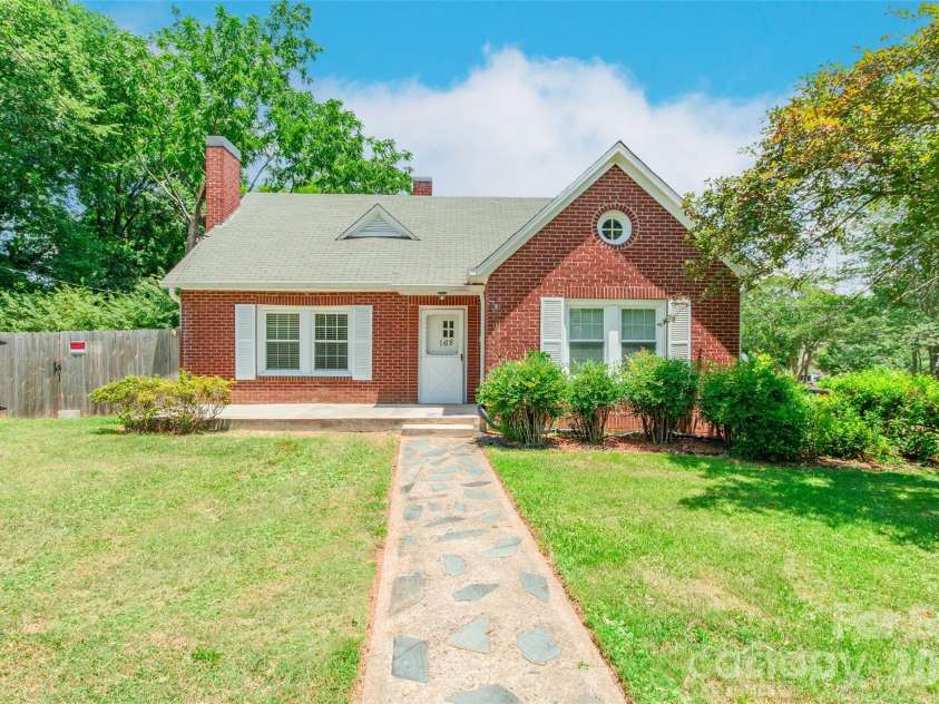 168 Park Street, Statesville, NC 28677.  MLS# CAR4396283, YatesRealty ID 33038. 