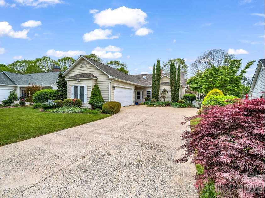 276 Cambridge Drive, Brevard, NC 28712.  MLS# CAR4355184, YatesRealty ID 3304. 