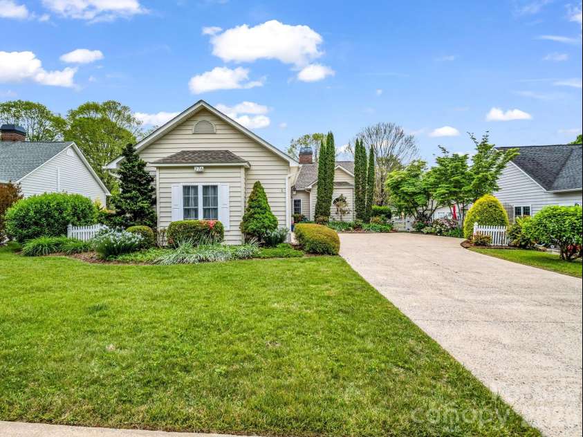 276 Cambridge Drive, Brevard, NC 28712.  MLS# CAR4355184, YatesRealty ID 3304. 