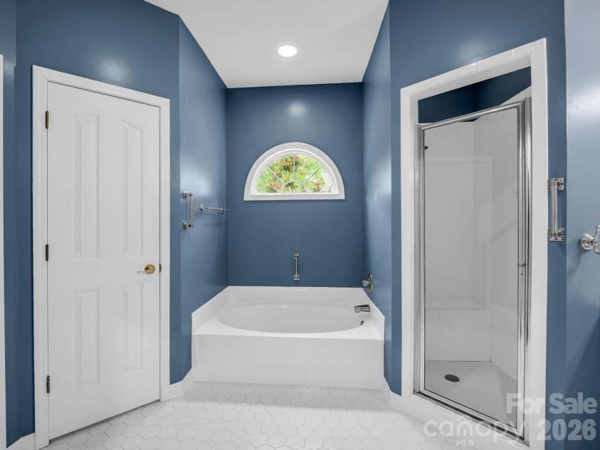 276 Cambridge Drive, Brevard, NC 28712.  MLS# CAR4355184, YatesRealty ID 3304. Primary bath