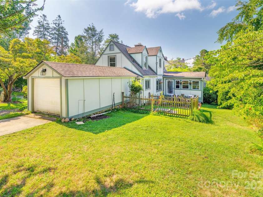 6 Craggy Circle, Asheville, NC 28803.  MLS# CAR4257989, YatesRealty ID 33040. 1 car garage, rarity in Kenilworth