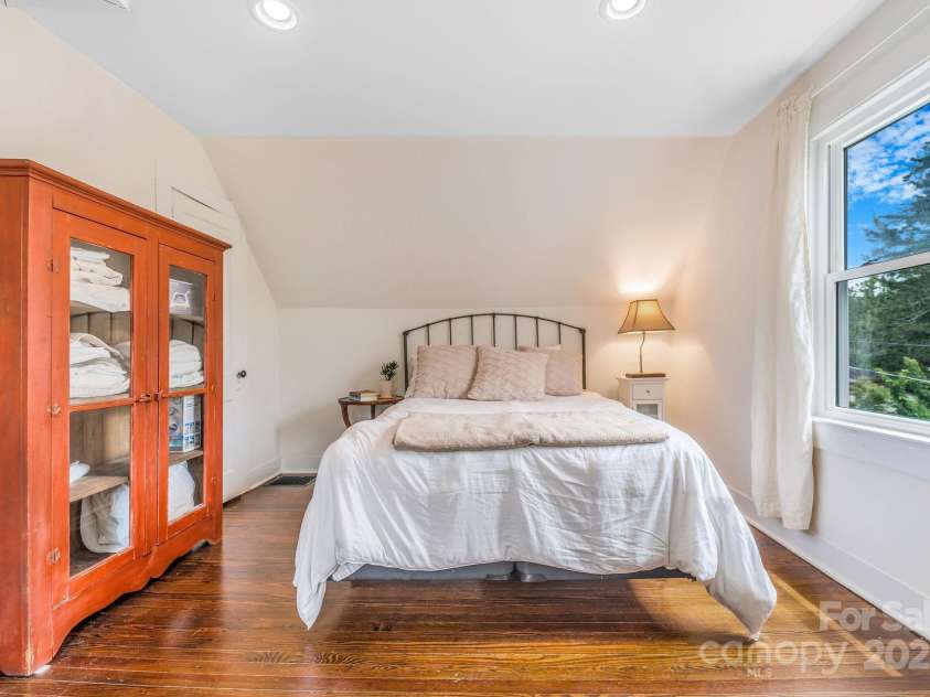 6 Craggy Circle, Asheville, NC 28803.  MLS# CAR4257989, YatesRealty ID 33040. 