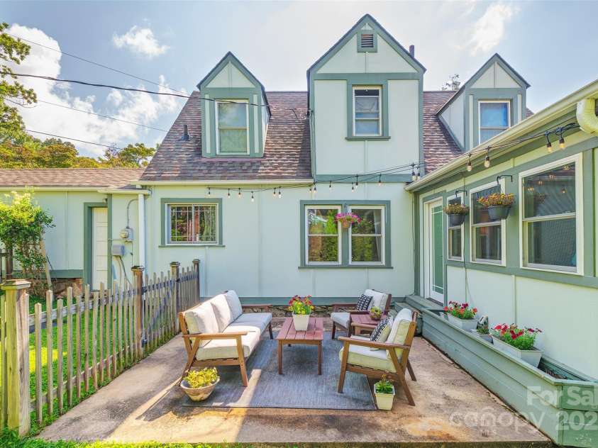 6 Craggy Circle, Asheville, NC 28803.  MLS# CAR4257989, YatesRealty ID 33040. 