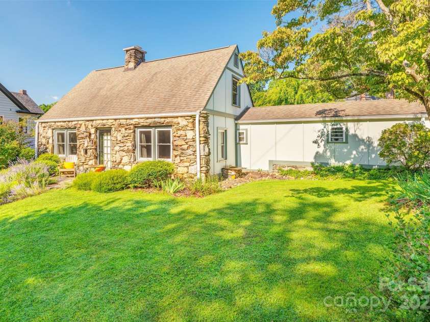 6 Craggy Circle, Asheville, NC 28803.  MLS# CAR4257989, YatesRealty ID 33040. 