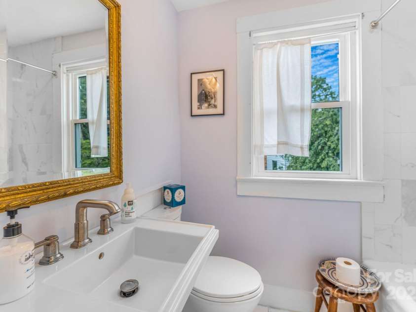 6 Craggy Circle, Asheville, NC 28803.  MLS# CAR4257989, YatesRealty ID 33040. Full bath