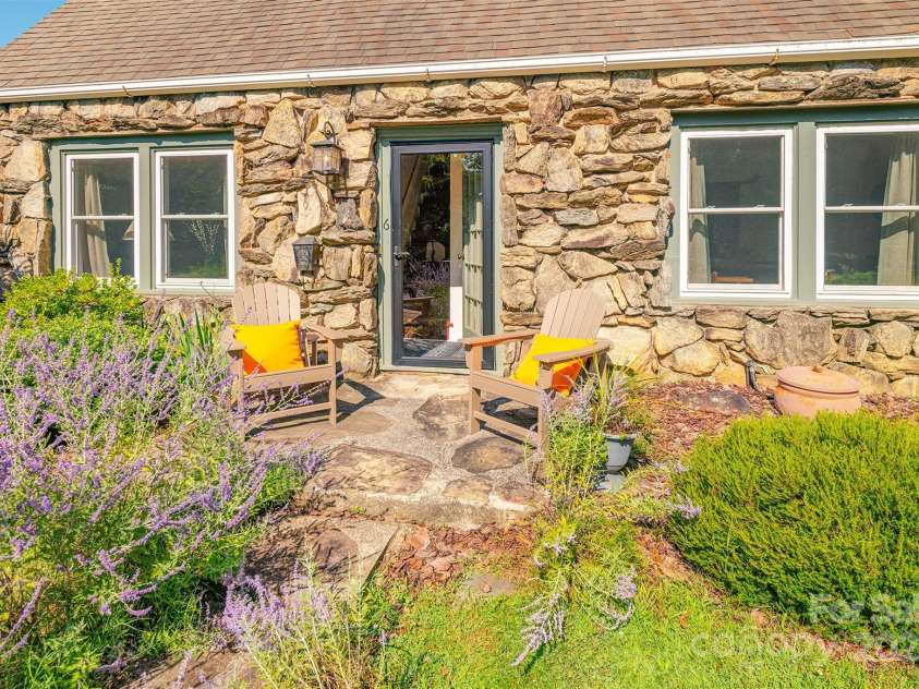 6 Craggy Circle, Asheville, NC 28803.  MLS# CAR4257989, YatesRealty ID 33040. Welcoming entryway