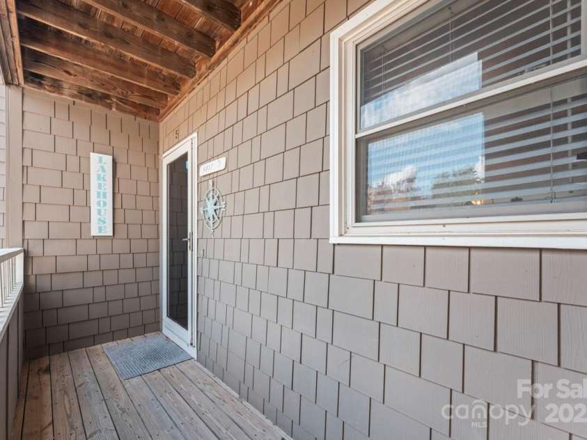 9817 Emerald Point Drive, Charlotte, NC 28278.  MLS# CAR4292558, YatesRealty ID 33042. 