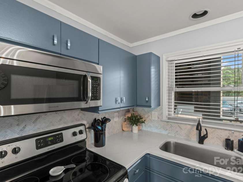 9817 Emerald Point Drive, Charlotte, NC 28278.  MLS# CAR4292558, YatesRealty ID 33042. 