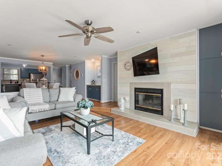 9817 Emerald Point Drive, Charlotte, NC 28278.  MLS# CAR4292558, YatesRealty ID 33042. 