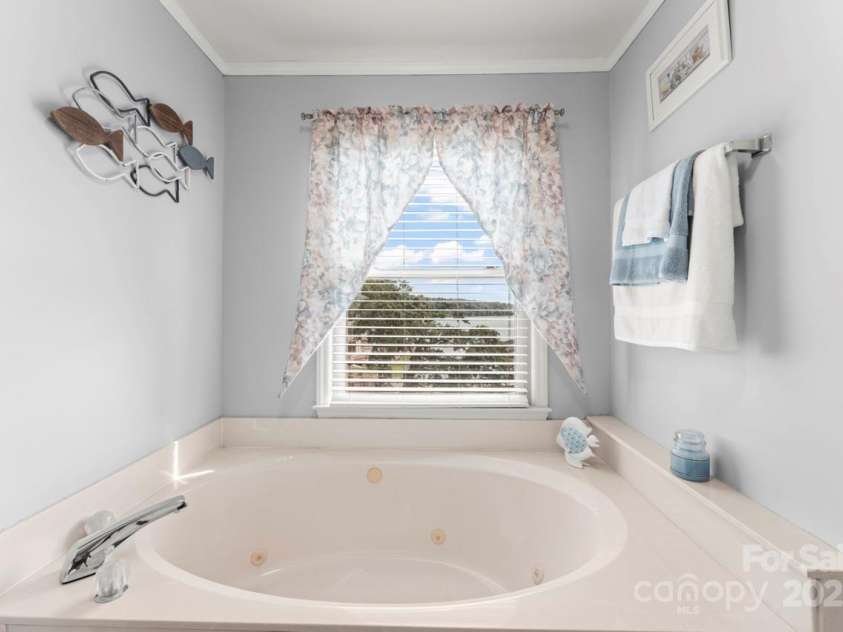 9817 Emerald Point Drive, Charlotte, NC 28278.  MLS# CAR4292558, YatesRealty ID 33042. 