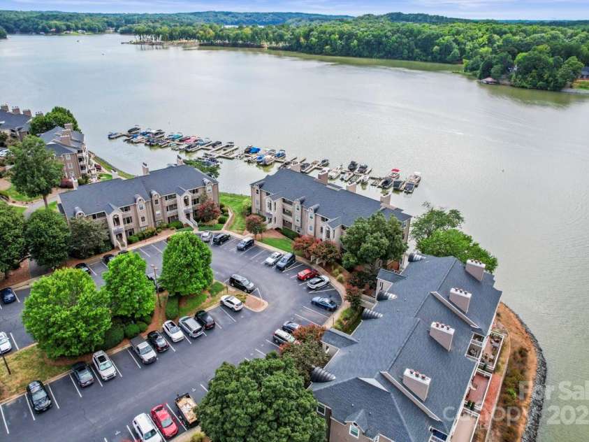 9817 Emerald Point Drive, Charlotte, NC 28278.  MLS# CAR4292558, YatesRealty ID 33042. 