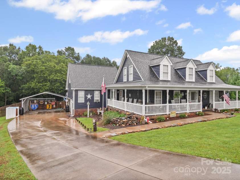 340 Oakview Drive, Salisbury, NC 28146.  MLS# CAR4290519, YatesRealty ID 33043. 
