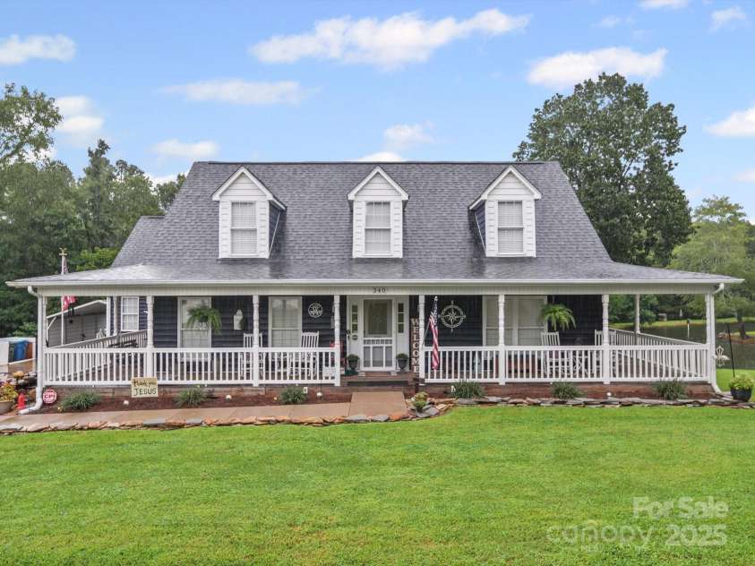 340 Oakview Drive, Salisbury, NC 28146.  MLS# CAR4290519, YatesRealty ID 33043. Home sits on a 1+ acre lot at the end of a cul-de-sac