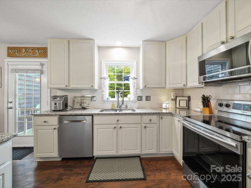 340 Oakview Drive, Salisbury, NC 28146.  MLS# CAR4290519, YatesRealty ID 33043. Light-filled kitchen