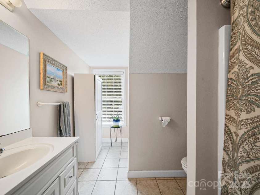 340 Oakview Drive, Salisbury, NC 28146.  MLS# CAR4290519, YatesRealty ID 33043. Upstairs bath has plenty of space
