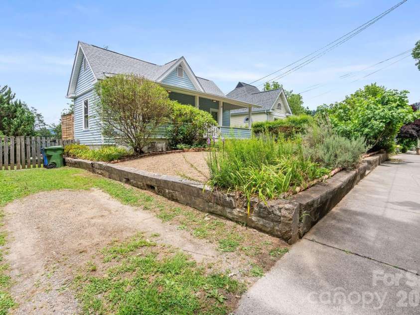 60 Annandale Avenue, Asheville, NC 28801.  MLS# CAR4397096, YatesRealty ID 33043. 