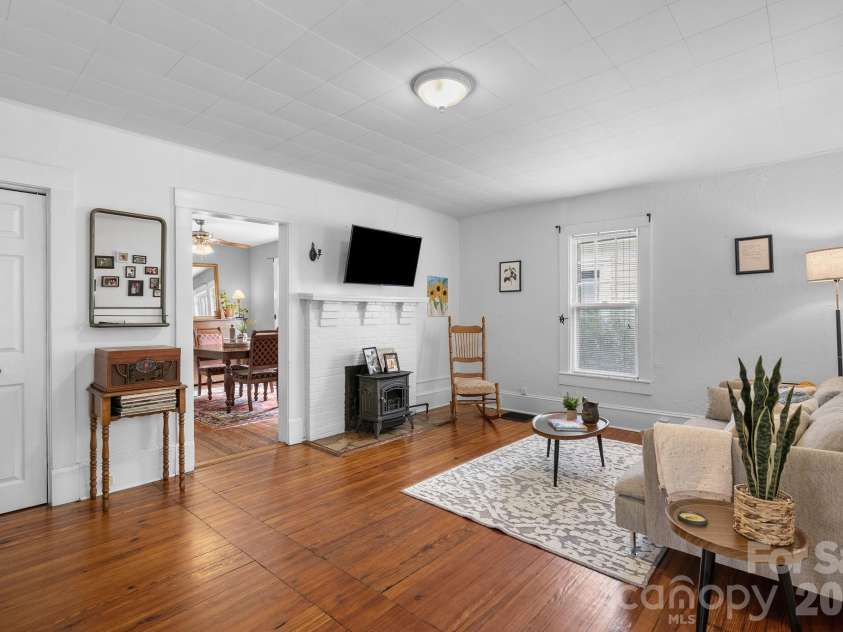 60 Annandale Avenue, Asheville, NC 28801.  MLS# CAR4397096, YatesRealty ID 33043. 