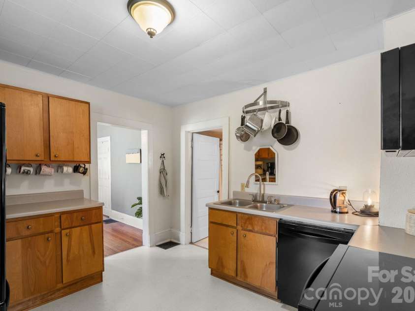 60 Annandale Avenue, Asheville, NC 28801.  MLS# CAR4397096, YatesRealty ID 33043. 