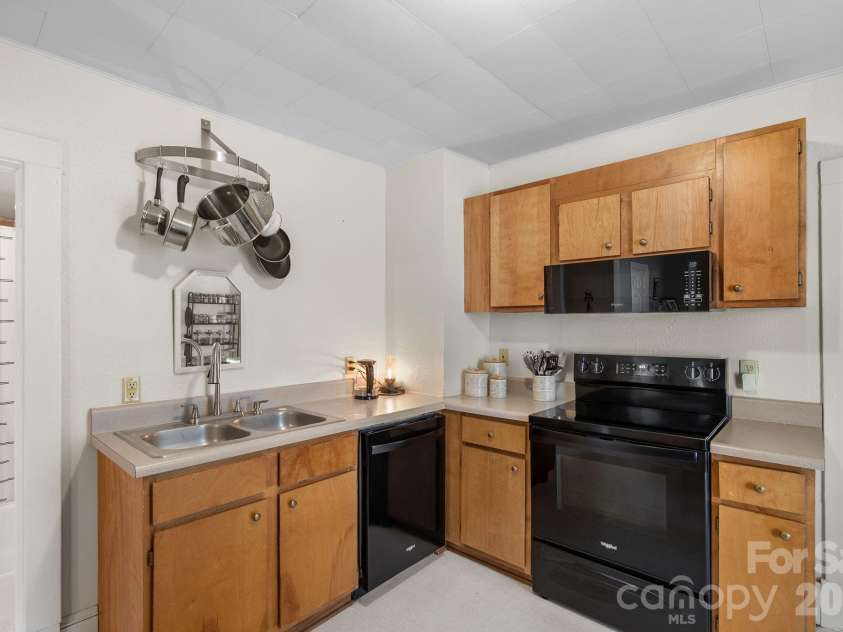 60 Annandale Avenue, Asheville, NC 28801.  MLS# CAR4397096, YatesRealty ID 33043. 