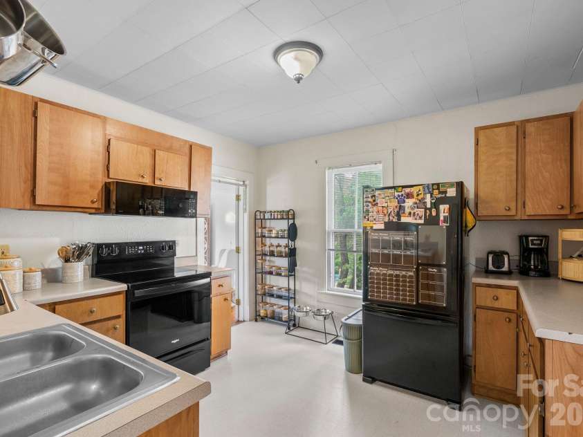 60 Annandale Avenue, Asheville, NC 28801.  MLS# CAR4397096, YatesRealty ID 33043. 