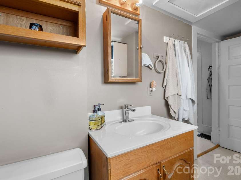 60 Annandale Avenue, Asheville, NC 28801.  MLS# CAR4397096, YatesRealty ID 33043. 
