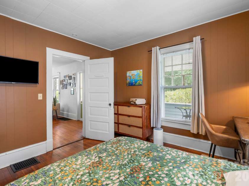 60 Annandale Avenue, Asheville, NC 28801.  MLS# CAR4397096, YatesRealty ID 33043. 