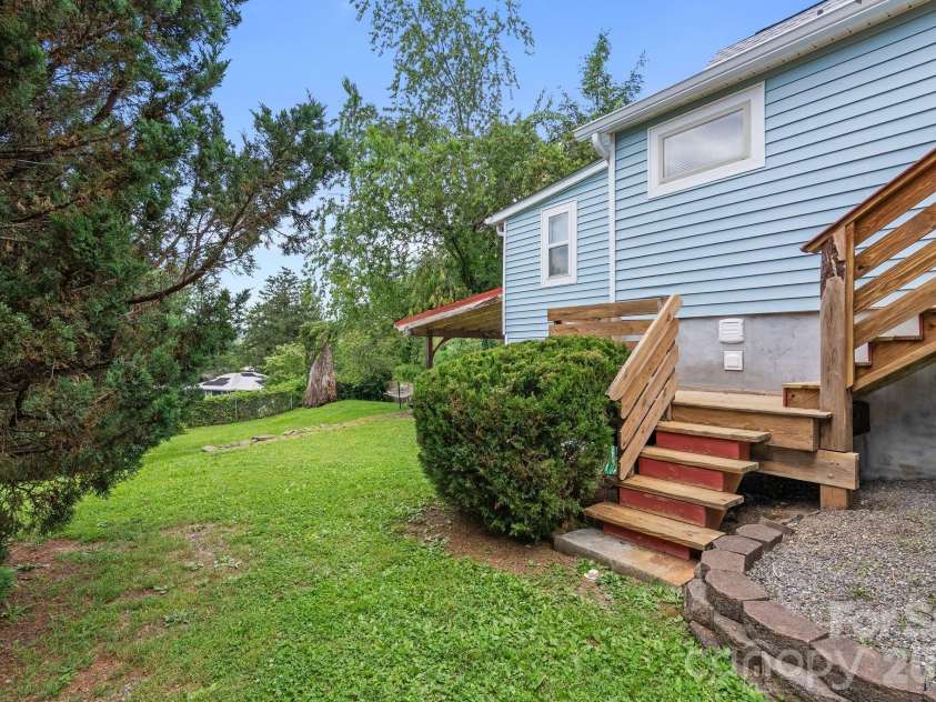 60 Annandale Avenue, Asheville, NC 28801.  MLS# CAR4397096, YatesRealty ID 33043. 