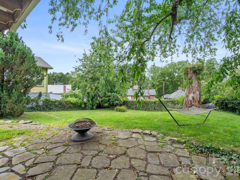60 Annandale Avenue, Asheville, NC 28801.  MLS# CAR4397096, YatesRealty ID 33043. 