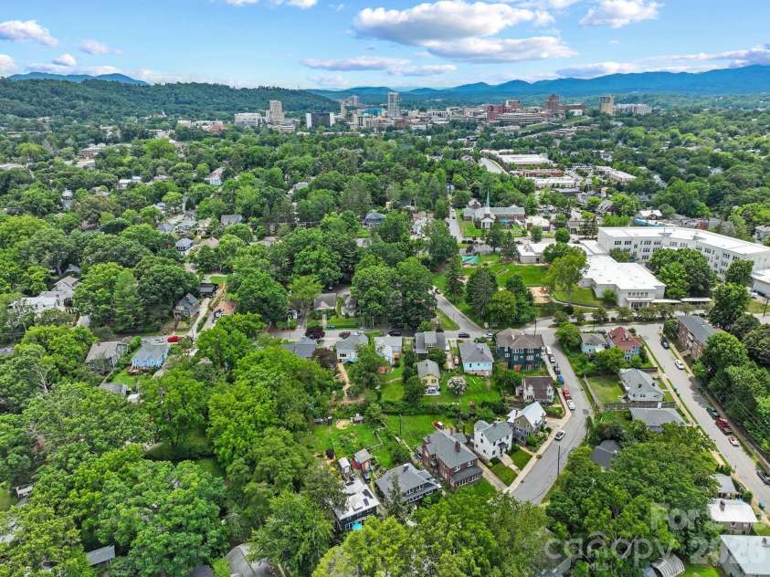 60 Annandale Avenue, Asheville, NC 28801.  MLS# CAR4397096, YatesRealty ID 33043. 