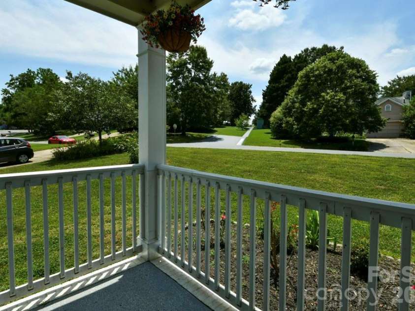 8406 Bedford Green Lane, Charlotte, NC 28215.  MLS# CAR4397711, YatesRealty ID 33044. 