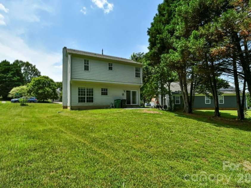 8406 Bedford Green Lane, Charlotte, NC 28215.  MLS# CAR4397711, YatesRealty ID 33044. 