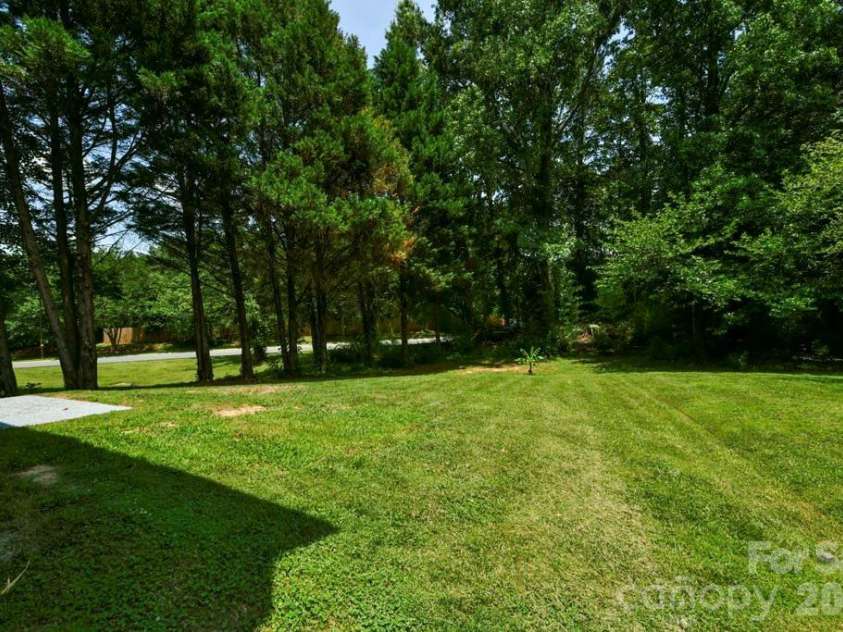 8406 Bedford Green Lane, Charlotte, NC 28215.  MLS# CAR4397711, YatesRealty ID 33044. 