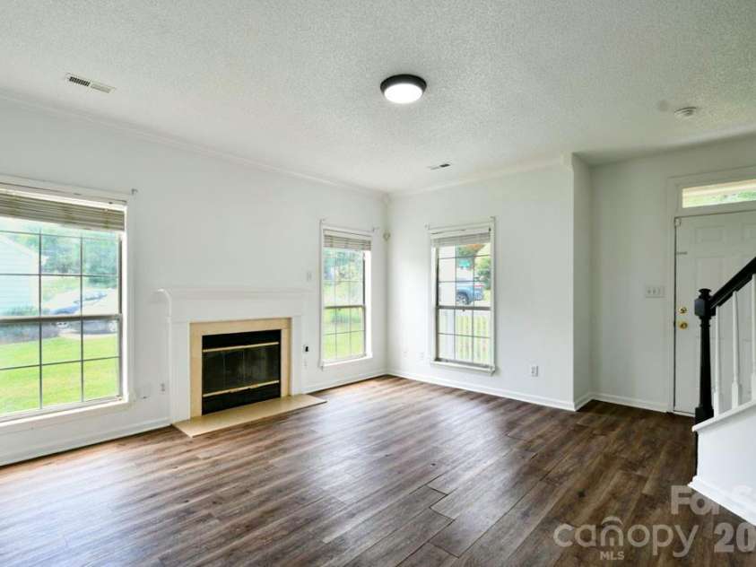 8406 Bedford Green Lane, Charlotte, NC 28215.  MLS# CAR4397711, YatesRealty ID 33044. 
