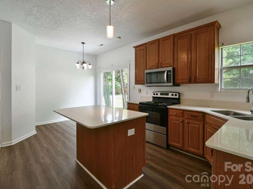 8406 Bedford Green Lane, Charlotte, NC 28215.  MLS# CAR4397711, YatesRealty ID 33044. 