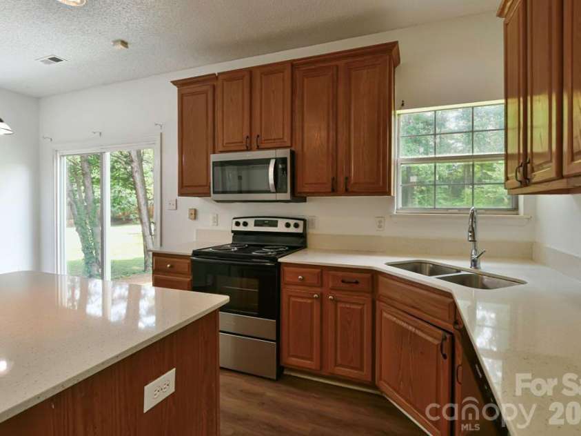 8406 Bedford Green Lane, Charlotte, NC 28215.  MLS# CAR4397711, YatesRealty ID 33044. 